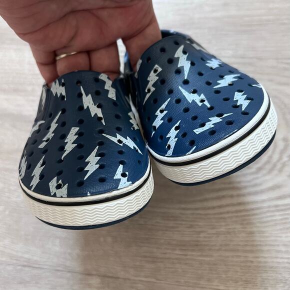 Native Miles Print Shoes Boys Size 6 Frontier Blue Shell White Lightning Slip On - Picture 5 of 9